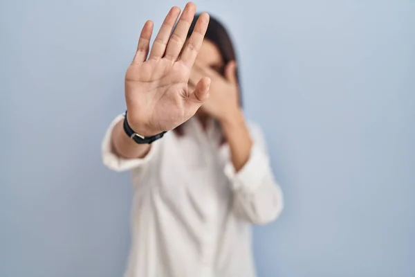 Young Hispanic Woman Standing White Background Covering Eyes Hands Doing — Foto de Stock