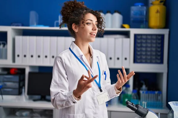 Jonge Spaanse Vrouw Wetenschapper Glimlachend Vol Vertrouwen Spreken Het Laboratorium — Stockfoto