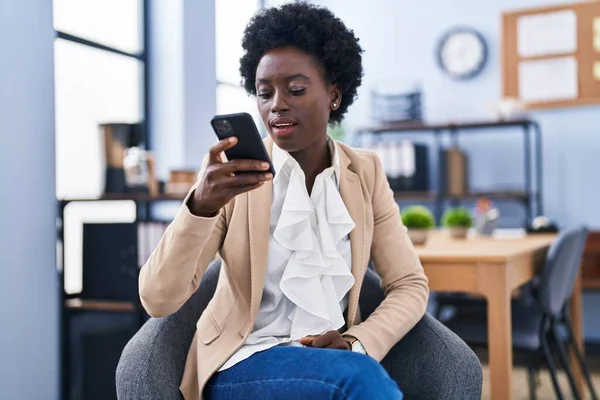 Young African American Woman Business Worker Using Smartphone Sitting Chair — Photo