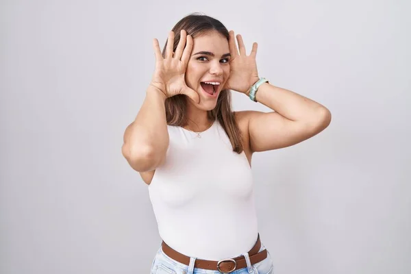 Mulher Jovem Hispânica Sobre Fundo Branco Sorrindo Alegre Jogando Espreitar — Fotografia de Stock