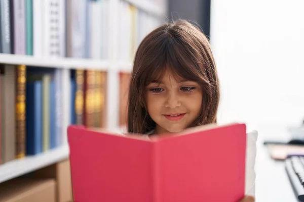 可爱的惊慌失措的女生带着自信的笑容在教室看书 — 图库照片