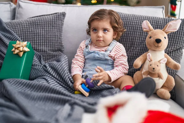 Adorable Hispanic Girl Playing Hoops Game Sitting Sofa Christmas Tree — 스톡 사진