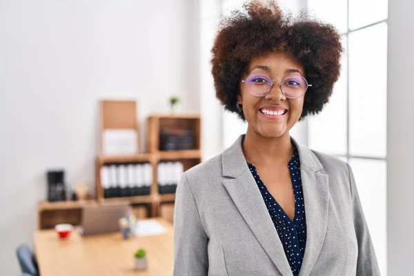 Afroamerikansk Kvinna Affärsarbetare Ler Säker Stående Kontoret — Stockfoto