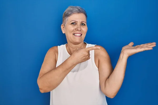 Kaukasische Frau Mittleren Alters Die Über Blauem Hintergrund Steht Erstaunt — Stockfoto