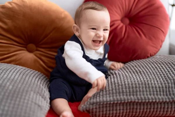 Bedårande Småbarn Ler Tryggt Sittande Soffan Hemma — Stockfoto