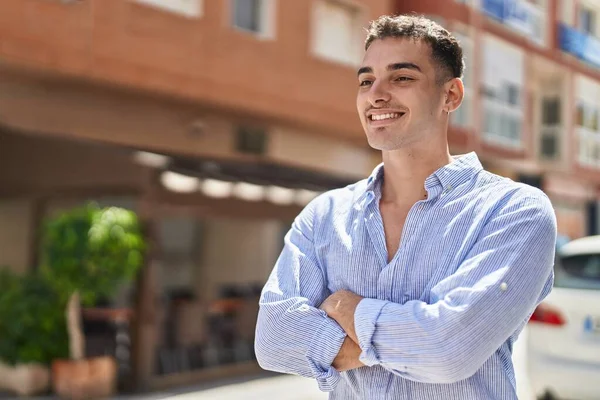 Fiatal Spanyol Férfi Mosolyogva Magabiztosan Áll Keresztbe Tett Kézzel Utcán — Stock Fotó