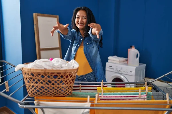 Ung Asiatisk Kvinna Hängande Kläder Vid Klädstreck Tittar Kameran Ler — Stockfoto