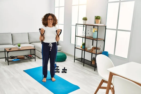 Olgun Spanyol Kadın Evdeki Oturma Odasında Lastik Bantlarla Egzersiz Yapıyor — Stok fotoğraf