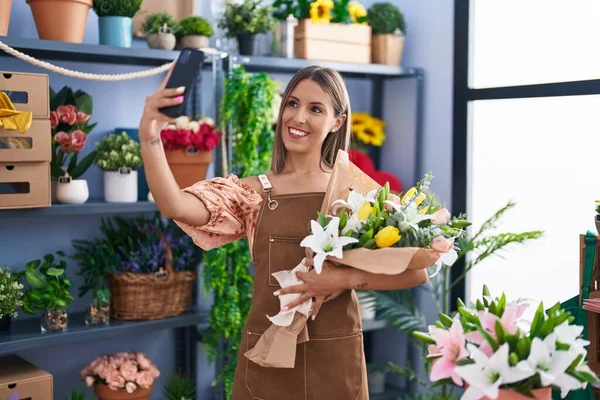 Young Beautiful Hispanic Woman Florist Make Selfie Smartphone Holding Flowers —  Fotos de Stock