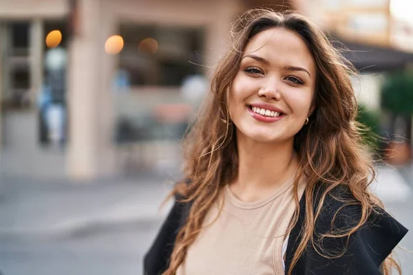 Joven Hermosa Mujer Hispana Sonriendo Confiada Pie Calle — Foto de Stock