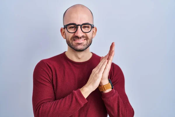 Young Bald Man Beard Standing White Background Wearing Glasses Clapping — Stockfoto