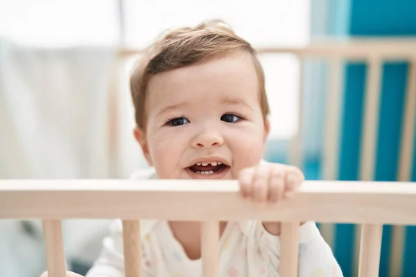 Urocze Kaukaskie Dziecko Uśmiecha Się Pewnie Stojąc Kołysce Sypialni — Zdjęcie stockowe