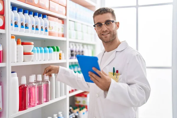 Young Caucasian Man Pharmacist Using Touchpad Working Pharmacy — Stok fotoğraf
