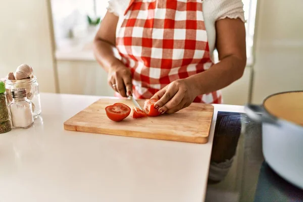 Mujer Morena Hispana Cocinando Tomates Cortados Cocina —  Fotos de Stock