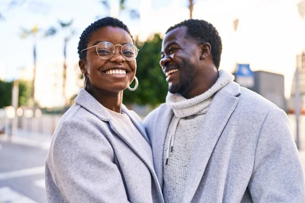 Man Vrouw Paar Glimlachen Zelfverzekerd Staan Samen Straat — Stockfoto