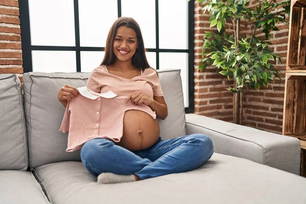 Mladá Latinka Žena Těhotná Drží Dítě Oblečení Doma — Stock fotografie