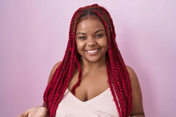 Mulher Afro Americana Com Cabelo Trançado Sobre Fundo Rosa Sorrindo — Fotografia de Stock