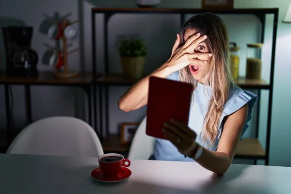 Young Hispanic Woman Using Touchpad Sitting Table Night Peeking Shock — kuvapankkivalokuva