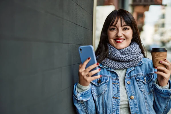 Jong Brunette Vrouw Glimlachen Gelukkig Met Behulp Van Smartphone Het — Stockfoto