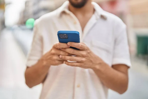 Jovem Árabe Homem Usando Smartphone Rua — Fotografia de Stock