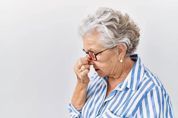 Starsza Kobieta Siwymi Włosami Stojąca Białym Tle Zmęczona Pocieraniem Nosa — Zdjęcie stockowe