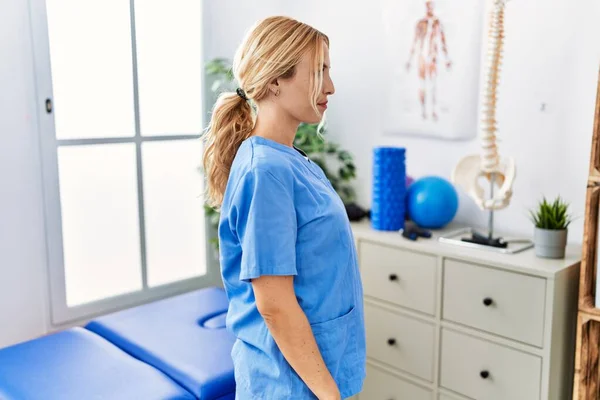 Beautiful Blonde Physiotherapist Woman Working Pain Recovery Clinic Looking Side — Stockfoto