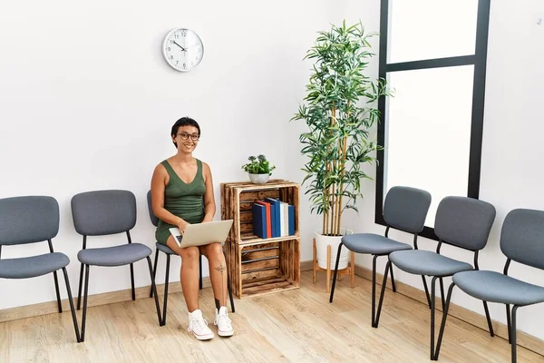 Young Hispanic Woman Using Laptop Sitting Chair Waiting Room — Foto de Stock