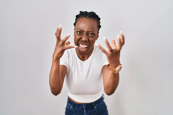 Güzel Siyah Kadın Arka Planda Dikiliyor Öfkeden Kudurmuş Elleri Boğazlamaya — Stok fotoğraf
