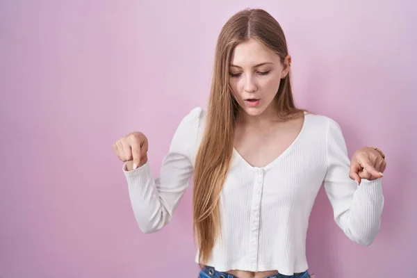 Young Caucasian Woman Standing Pink Background Pointing Fingers Showing Advertisement — Stock Photo, Image