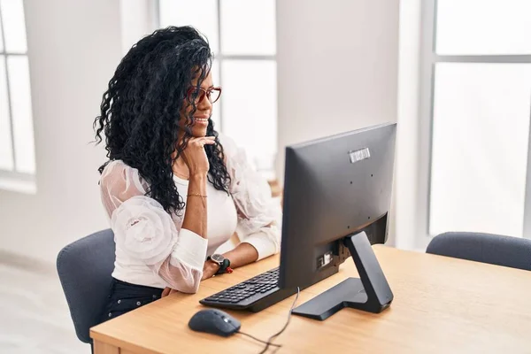 Afrikanisch Amerikanisch Frau Business Worker Using Computer Working Office — Stockfoto