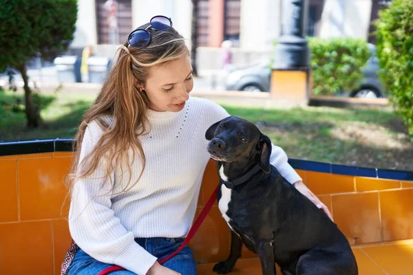 Joven Rubia Sonriendo Confiada Sentada Cama Con Perro Parque — Foto de Stock