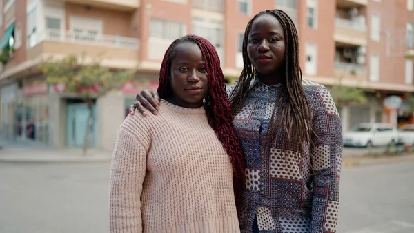 Dva Afro Američtí Přátelé Vážným Výrazem Objímající Ulici — Stock fotografie