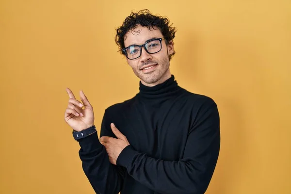 Hispanic Man Standing Yellow Background Big Smile Face Pointing Hand — Stock Photo, Image
