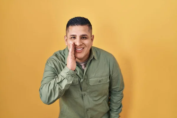 Hispanic Young Man Standing Yellow Background Hand Mouth Telling Secret — Stock fotografie