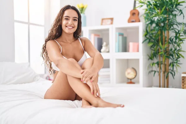 Ung Vacker Latinamerikansk Kvinna Klädd Underkläder Sittandes Sängen Sovrummet — Stockfoto