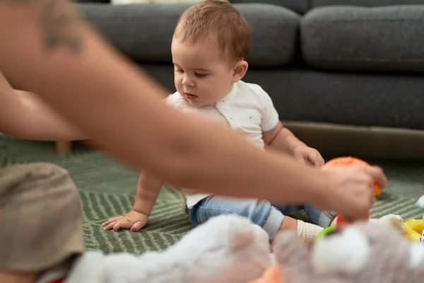 Adorável Criança Brincando Com Brinquedos Sentados Chão Casa — Fotografia de Stock