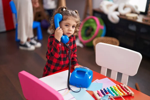 Αξιολάτρευτο Καυκάσιο Κορίτσι Που Παίζει Τηλεφωνικό Παιχνίδι Στο Νηπιαγωγείο — Φωτογραφία Αρχείου