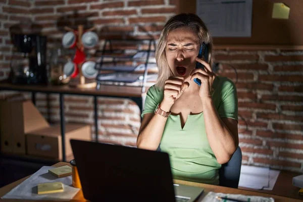 Молодая Красивая Женщина Работающая Ночам Офисе Разговаривая Телефону Чувствует Себя — стоковое фото