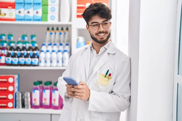 Молодой Латиноамериканец Фармацевт Использует Смартфон Работающий Аптеке — стоковое фото