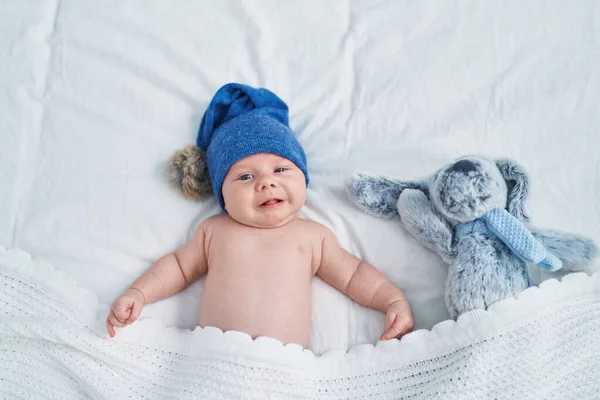 Sevimli Beyaz Bebek Yatakta Uzanıyor Gülümsüyor — Stok fotoğraf