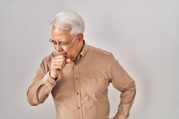 風邪や気管支炎の症状として 気分が悪く咳をする眼鏡をかけているヒスパニック系の高齢者 ヘルスケアの概念 — ストック写真