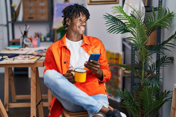 African American Man Artist Drinking Coffee Using Smartphone Art Studio — Foto de Stock