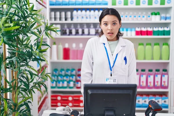 Hispanic Young Woman Working Pharmacy Drugstore Scared Amazed Open Mouth — Stock Photo, Image