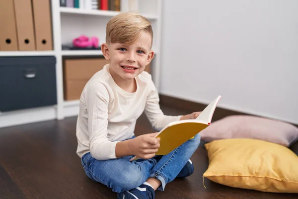 Sevimli Çocuk Evde Oturmuş Kitap Okuyor — Stok fotoğraf