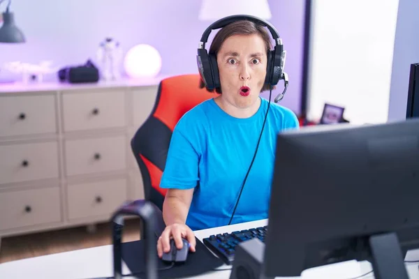 Middle Age Hispanic Woman Playing Video Games Scared Amazed Open — Stock Photo, Image