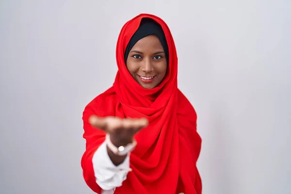 Young Arab Woman Wearing Traditional Islamic Hijab Scarf Smiling Cheerful — Stockfoto