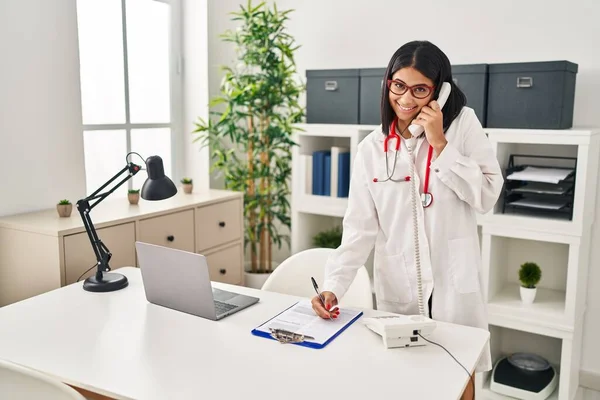 Mujer Latina Joven Vistiendo Uniforme Médico Hablando Por Teléfono Clínica — Foto de Stock