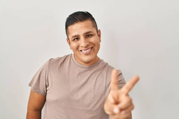 Hispánský Mladý Muž Stojící Nad Bílým Pozadím Usmívající Kameru Ukazující — Stock fotografie