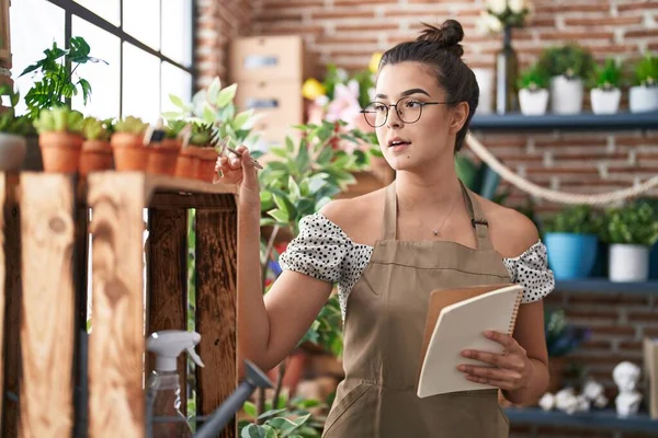 Young Beautiful Hispanic Woman Florist Reading Notebook Florist — Stockfoto