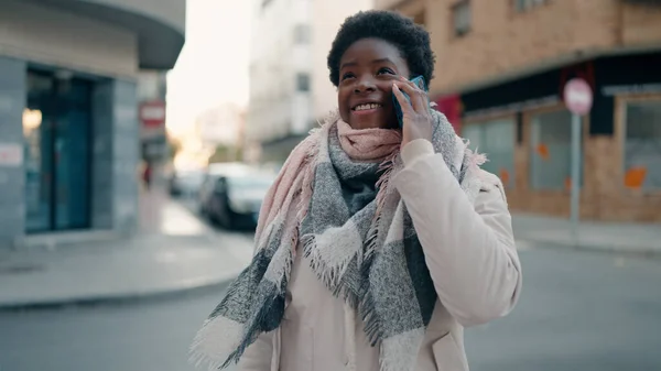 Genç Afrikalı Amerikalı Kadın Gülümsüyor Kendine Güveni Tam Sokakta Akıllı — Stok fotoğraf